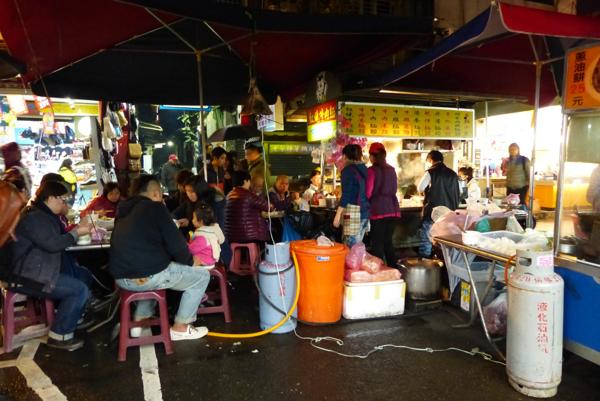 饒河街夜市の牛肉麵屋台