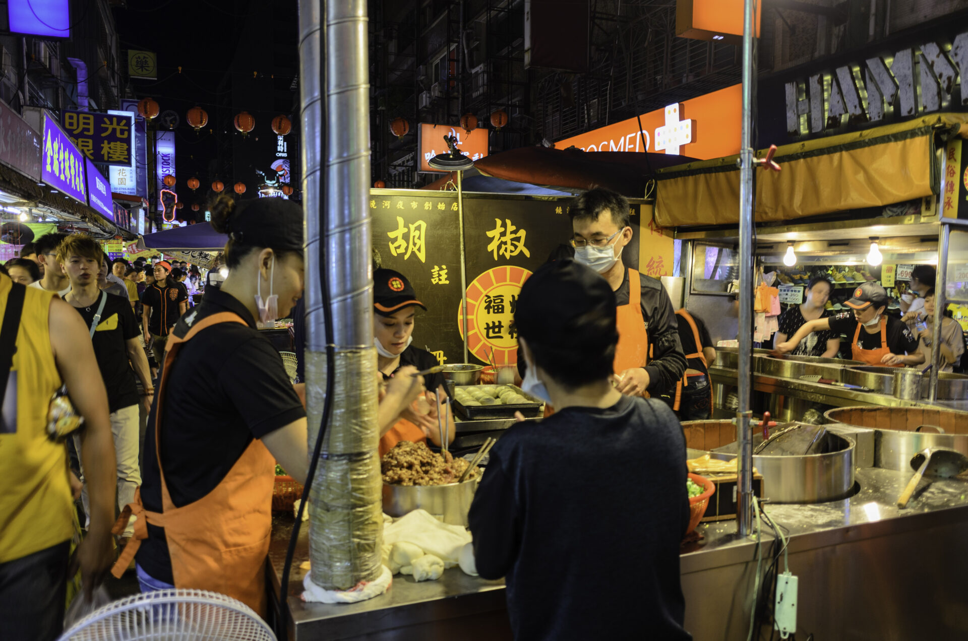 福州世祖胡椒餅の窯焼き風景