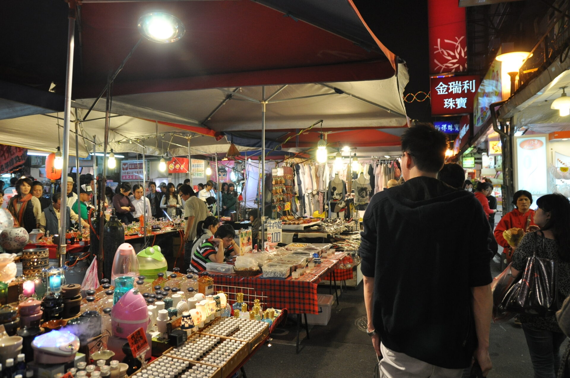 饒河街夜市の屋台が並ぶ夜の様子