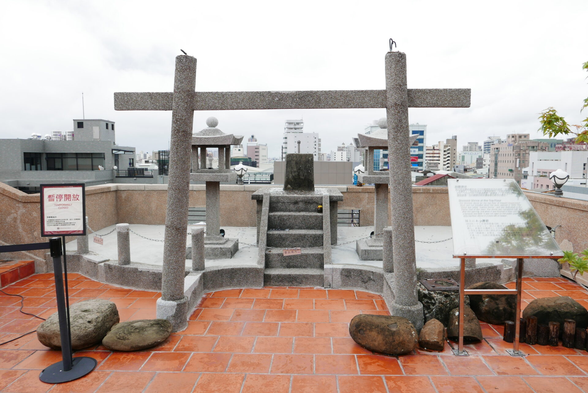林百貨の屋上神社（末広社）