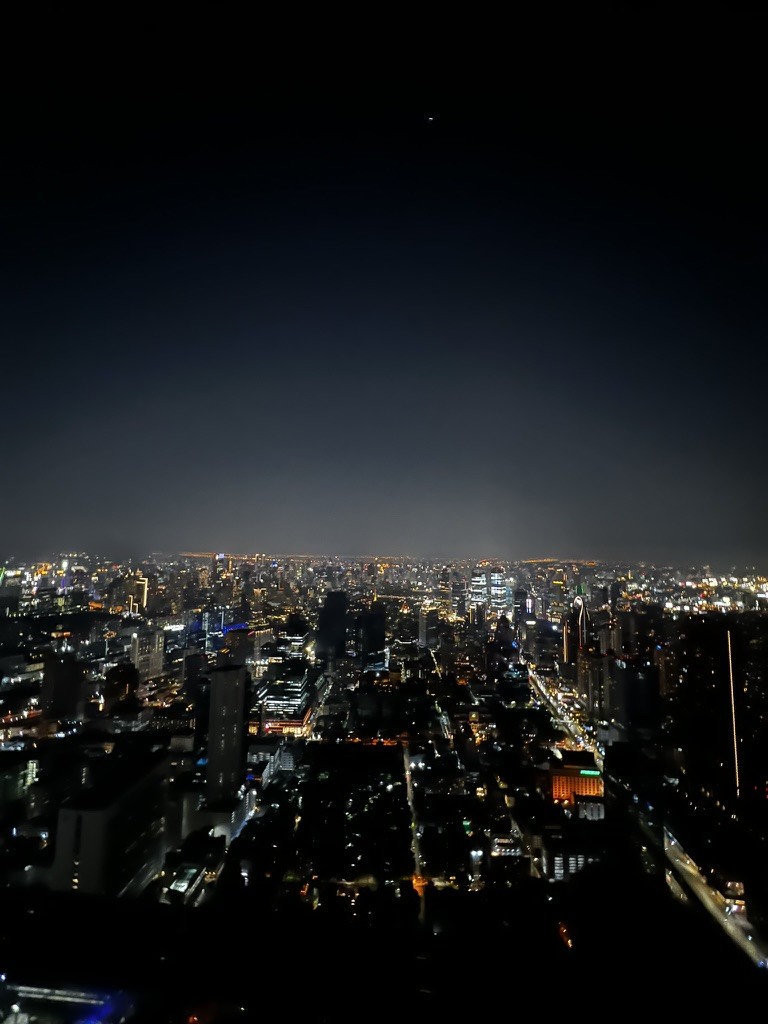 バンコクの夜景。高層ビルの明かりが広がる街並み