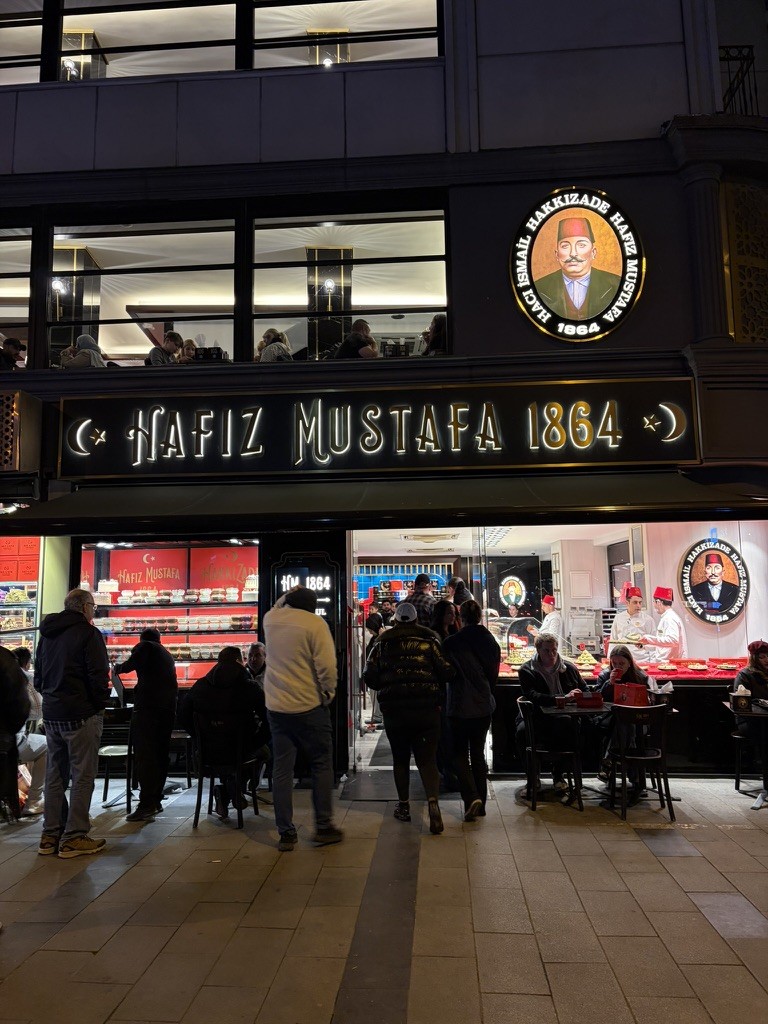 夜のハーフィズ・ムスタファ1864の店構え