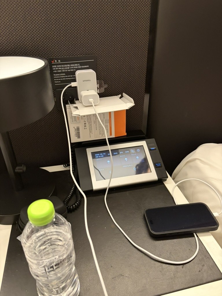 仁川空港のカプセルホテルでスマホを充電