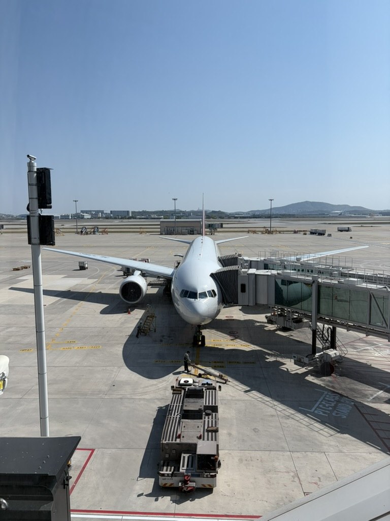 仁川空港の搭乗ゲートに駐機する飛行機