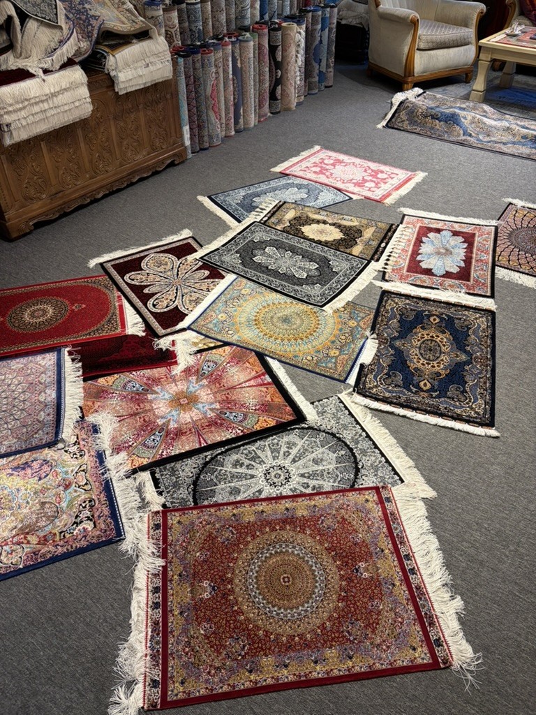 イスタンブールの絨毯屋で床いっぱいに広げられたトルコ絨毯