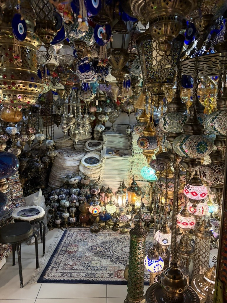イスタンブールのトルコランプ専門店。モザイクランプがぎっしり