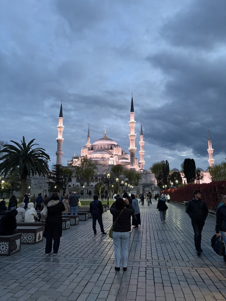 イスタンブール スルタンアフメット地区の夕暮れ。ブルーモスク前の広場
