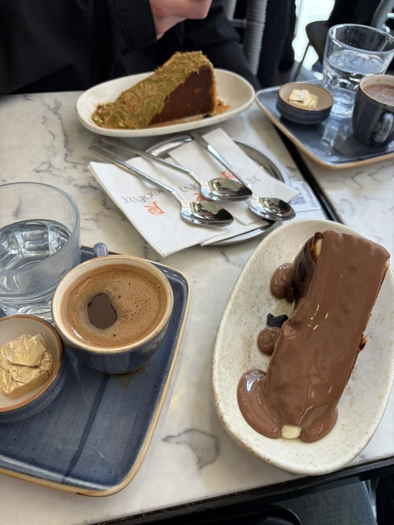 トルココーヒーとチーズケーキ、エクレアが並ぶカフェのテーブル