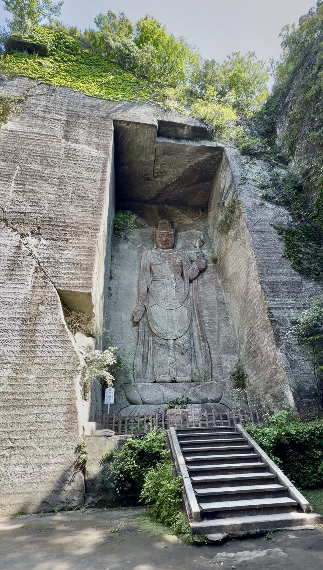 鋸山日本寺の百尺観音。岩壁に彫られた高さ30メートルの観音立像