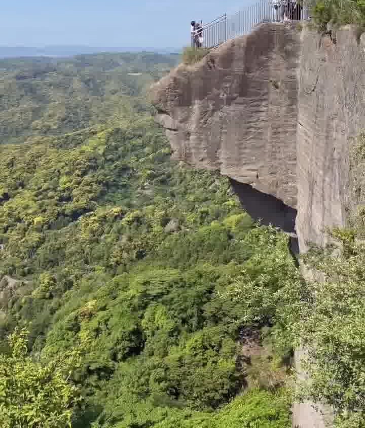 鋸山の地獄のぞき。断崖から突き出た岩の先端に人が並んでいる