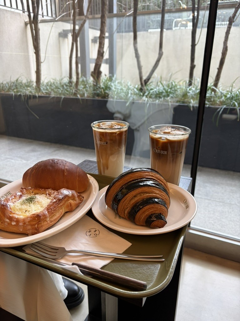 ソウルのカフェで朝のクロワッサンとラテ