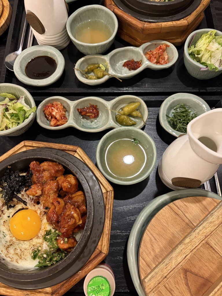 明洞の食堂で食べた石焼きビビンバ定食とおかず