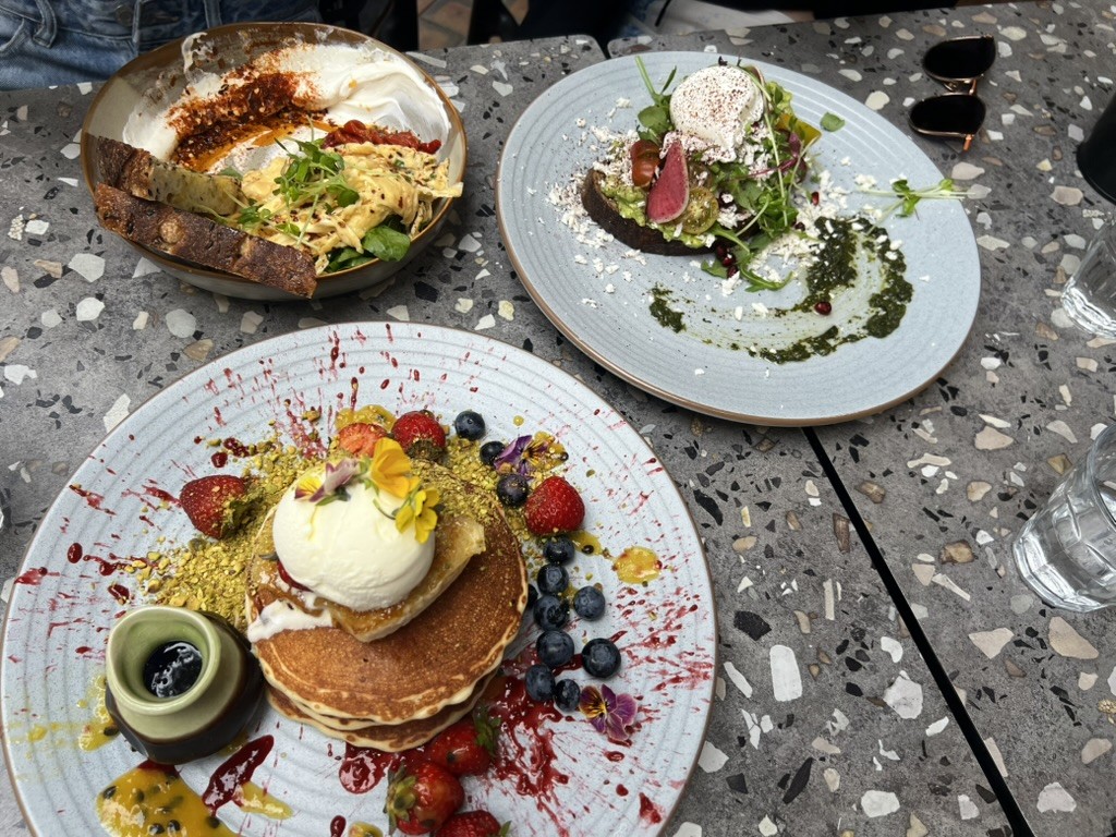 シドニーのカフェで注文したブランチプレート。支払いはカードのタッチ決済