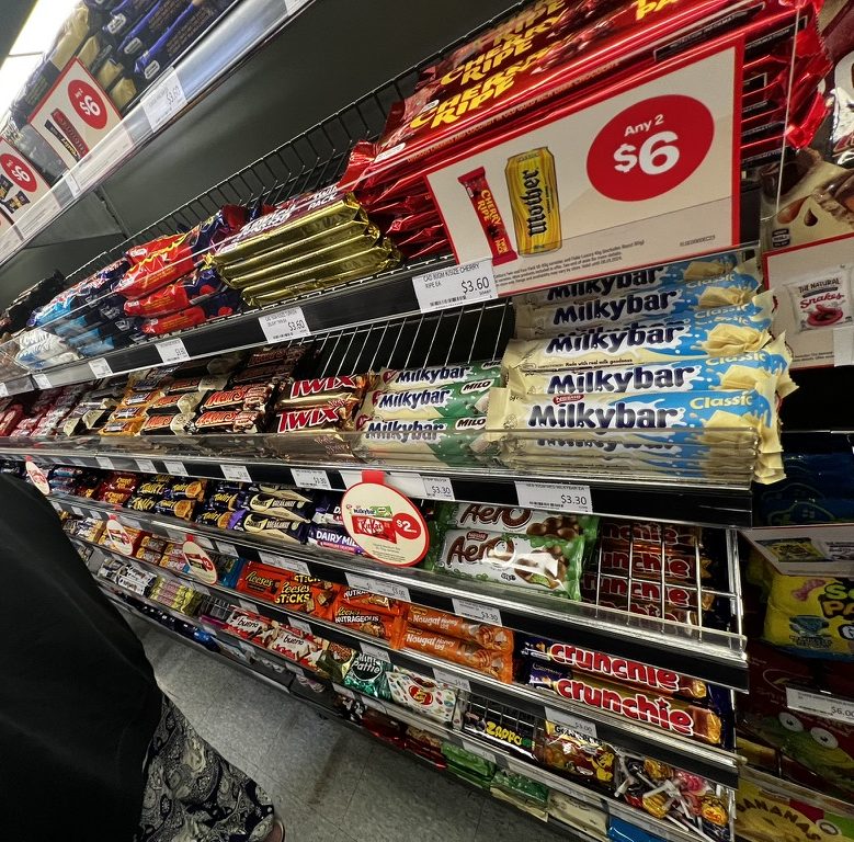 シドニーのスーパーのお菓子売り場。豪ドルの値札が並ぶ