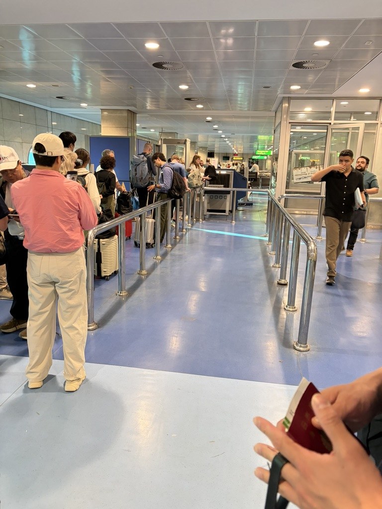 カイロ国際空港の到着ロビーにある行列