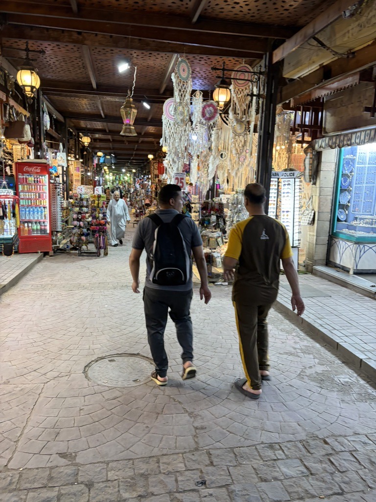 夜のルクソール市場を歩く。半袖・長ズボンの普段着で十分だった