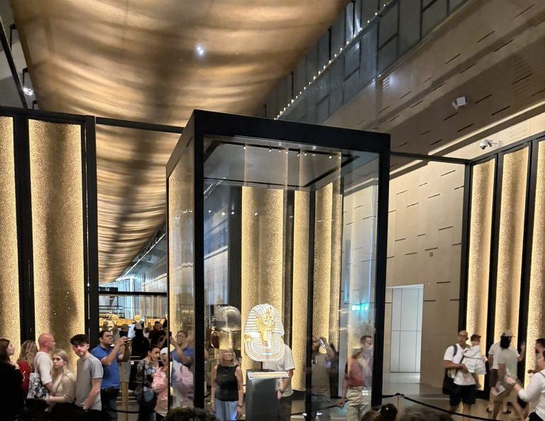 ツタンカーメンの黄金のマスクの展示ケースを取り囲む来館者