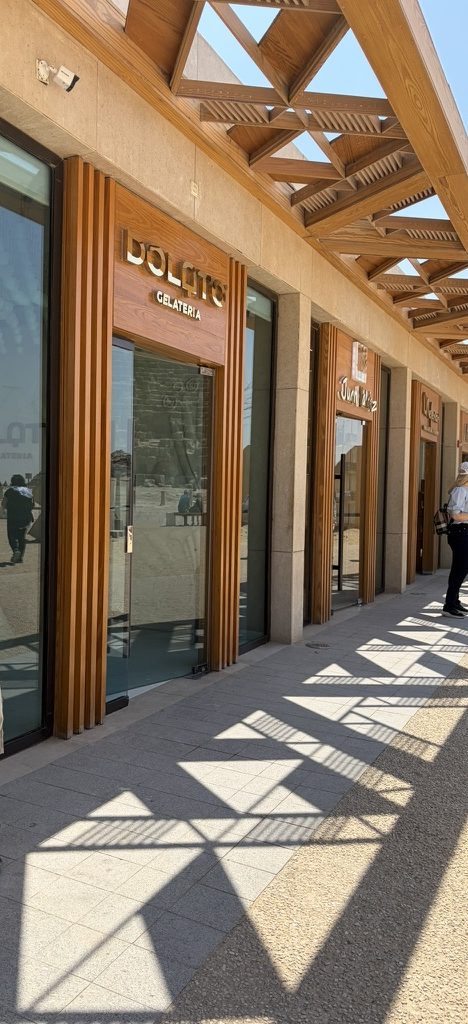ギザ台地の商業エリアにあるDolato Gelateriaの店舗外観