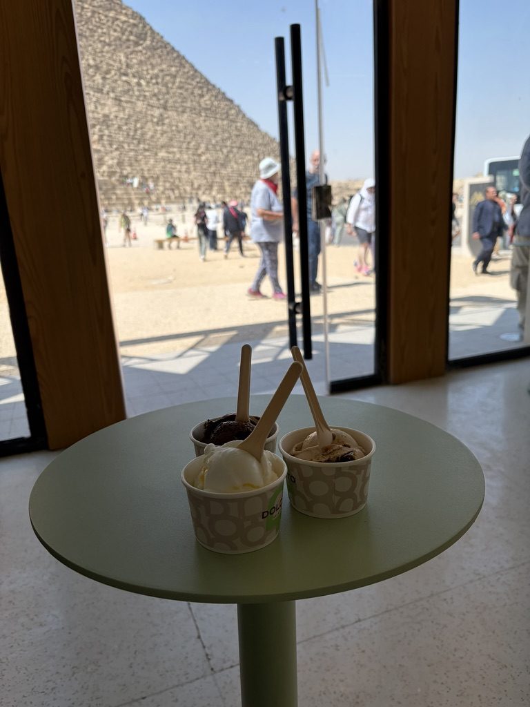 ギザのピラミッドが見えるDolato Gelateria店内のジェラート