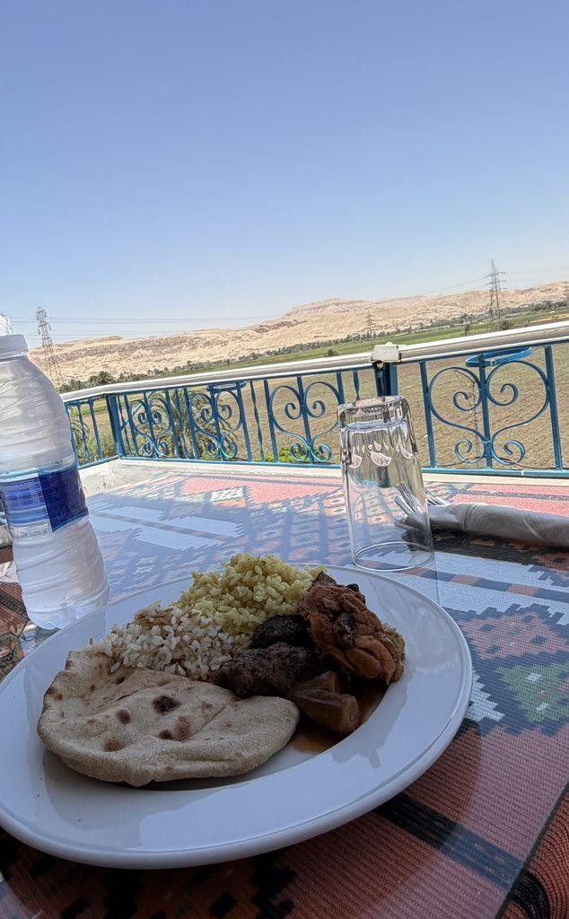 ルクソール西岸の屋外テラスでの昼食とペットボトルの水