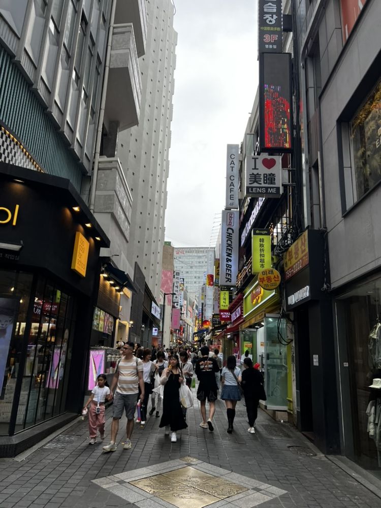 9月上旬の明洞の通り。行き交う人はほぼ半袖で、体感はまだ夏