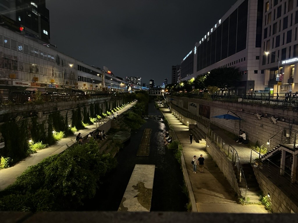 9月上旬の夜の清渓川。ライトアップされた遊歩道