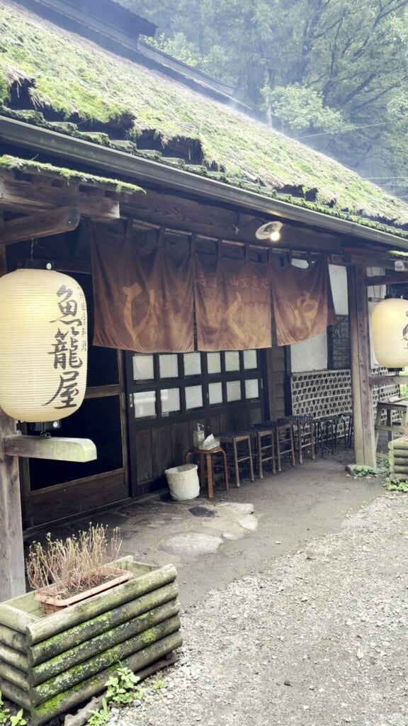 榛名山の魚籠屋（びくや）の外観。茅葺き屋根と「魚籠屋」の提灯