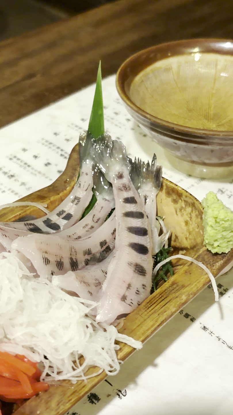 魚籠屋の山女魚の踊り食い。捌きたての山女魚が笹の葉に立てて盛られている