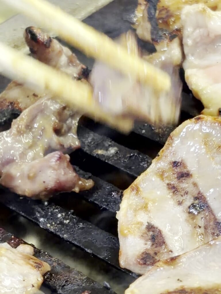 ホルモン屋で網の上で焼いているホルモン
