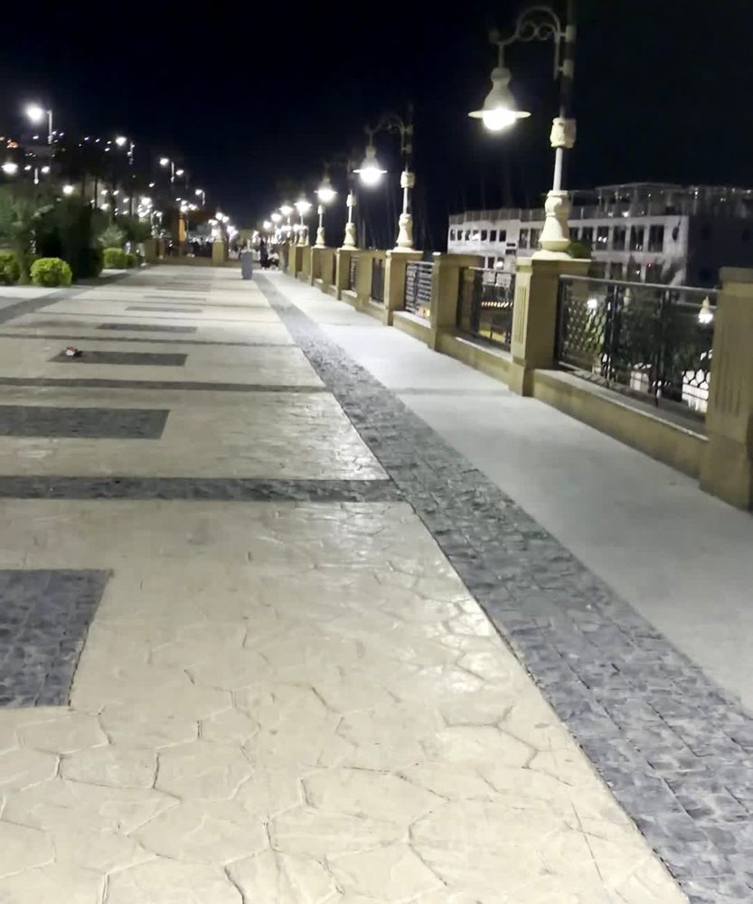 夜のルクソールのナイル川沿いの遊歩道